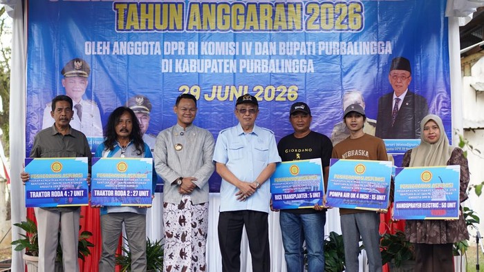 Anggota DPR RI Darori Wonodipuro menyerahkan bantuan alat pertanian dan perikanan di Purbalingga. (dok Istimewa)