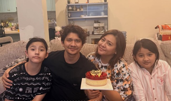 Aktor Iko Uwais dan istrinya, Audy Item baru saja merayakan anniversary pernikahan yang ke-14 pada 25 Juni. Keduanya tampak merayakan dengan sederhana di rumah bersama kedua putri mereka. Foto: Instagram/@audyitem