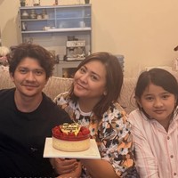 Aktor Iko Uwais dan istrinya, Audy Item baru saja merayakan anniversary pernikahan yang ke-14 pada 25 Juni. Keduanya tampak merayakan dengan sederhana di rumah bersama kedua putri mereka. Foto: Instagram/@audyitem