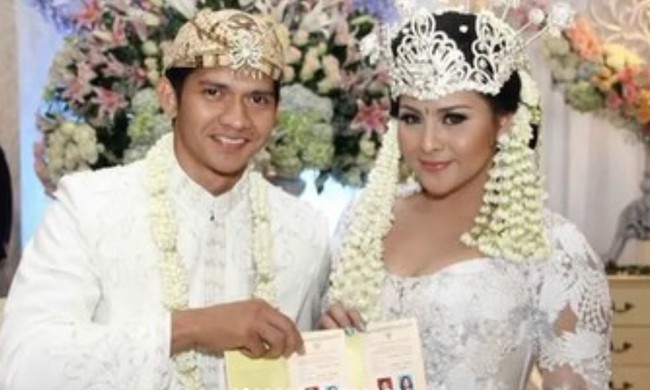 Dalam unggahan Instagramnya, Audy membagikan foto lawas pernikahan dengan Iko Uwais. Ia juga menuliskan caption romantis yang berbunyi, Dari 14 thn yg lalu..hingga insyaallah selamanya. Tetap jatuh cinta dengan org yg sama. Melalui bahagia dan ujian dunia..hingga keabadian surga bersama. Happy 14th perkawinan sayang ku. Bahagia ku bersama mu dan Anak2 kita. Insyaallah diberkahi selalu oleh ALLAH SWT. Aamiiin yaa RAB. Foto: Instagram/@audyitem