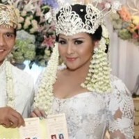 Dalam unggahan Instagramnya, Audy membagikan foto lawas pernikahan dengan Iko Uwais. Ia juga menuliskan caption romantis yang berbunyi, Dari 14 thn yg lalu..hingga insyaallah selamanya. Tetap jatuh cinta dengan org yg sama. Melalui bahagia dan ujian dunia..hingga keabadian surga bersama. Happy 14th perkawinan sayang ku. Bahagia ku bersama mu dan Anak2 kita. Insyaallah diberkahi selalu oleh ALLAH SWT. Aamiiin yaa RAB. Foto: Instagram/@audyitem