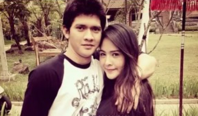 Audy juga membagikan foto-foto mesranya dengan suami. Salah satunya foto lawas yang satu ini, terlihat Iko yang merangkul mesra Audy. Foto: Instagram/@audyitem