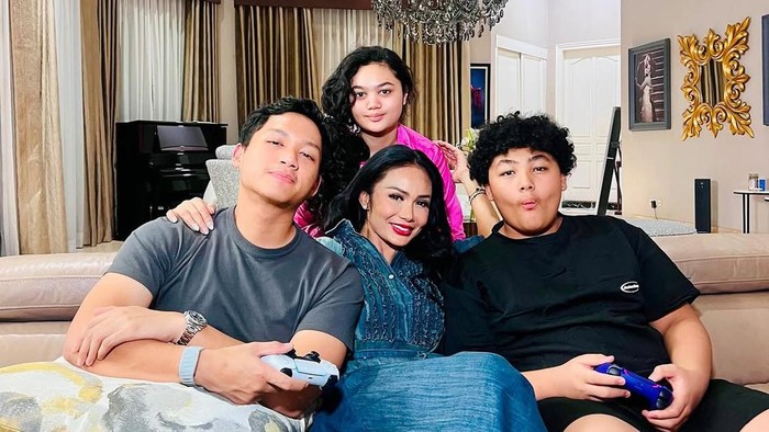 kebersamaan azriel dengan kris dayanti