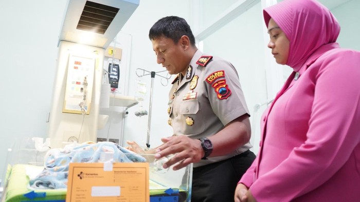 Kapolres Klaten AKBP M Faruk Rozi menjenguk bayi di RSUP Dr Soeradji Tirtonegoro Klaten.