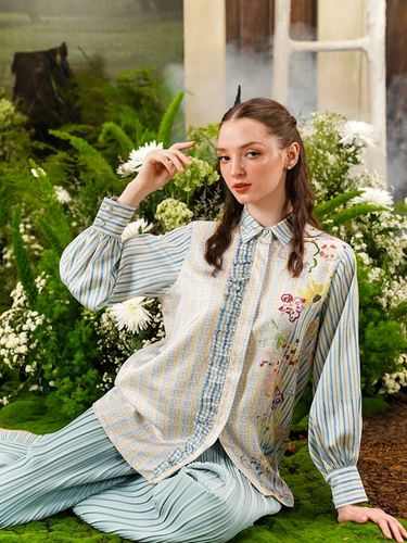 Benang Jarum rilis Metanoia Collection dengan motif unik mirip lukisan tangan. Busana versatile ini hadirkan rasa baru yang nyaman untuk wanita modern.