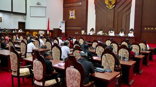 Bupati Gianyar I Made Agus Mahayastra menyerahkan laporan pertanggungjawaban pelaksana APBD tahun anggaran 2025 di kantor DPRD Gianyar, Senin (29/6/2026). (Dok Pemkab Gianyar).