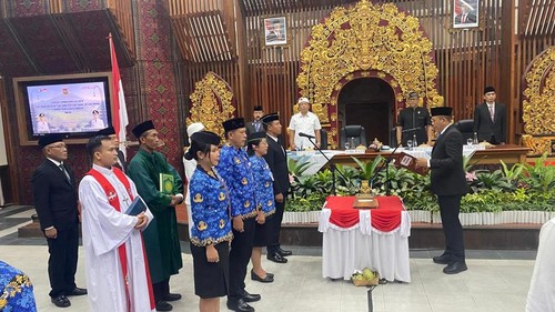 Bupati Karangasem, I Gusti Putu Parwata, melantik sejumlah pejabat di wantilan kantornya, Senin (29/6/2026) (Foto: I Wayan Selamat Juniasa/detikBali)