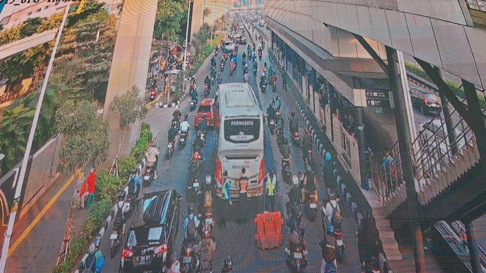 Bus mengalami gangguan mesin di di Jalan Gatot Subroto, Jakarta Selatan (Jaksel). Lalu lintas (lalin) di lokasi macet. (Dok TMC Polda Metro Jaya).