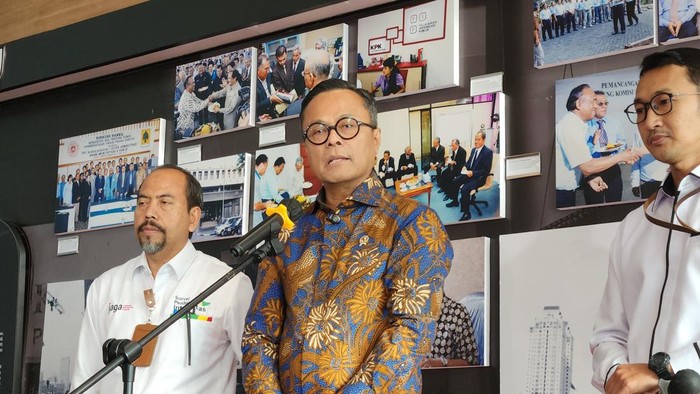 Foto: Chief Operating Officer (COO) Danantara Asset Management, Dony Oskaria (tengah)-(Adrial/detikcom)