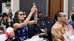 Cinta Laura Dampingi Asisten Lulus SMA, Ikut Bahagia Lihat Semangatnya