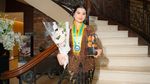 Cinta Laura Dampingi Asisten Lulus SMA, Ikut Bahagia Lihat Semangatnya