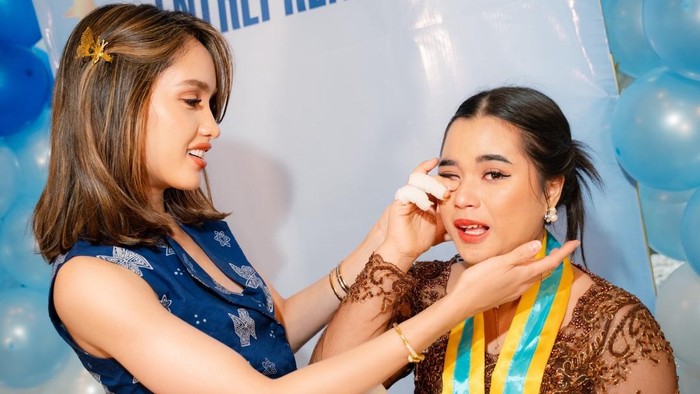 Cinta Laura hadiri momen asisten, Salsa, lulus dari SMA.
