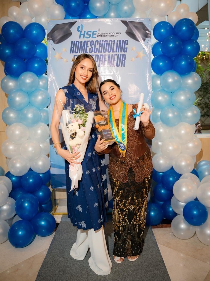 Cinta Laura hadiri momen asisten, Salsa, lulus dari SMA.