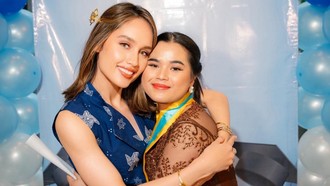 Cinta Laura Dampingi Asisten Lulus SMA, Ikut Bahagia Lihat Semangatnya