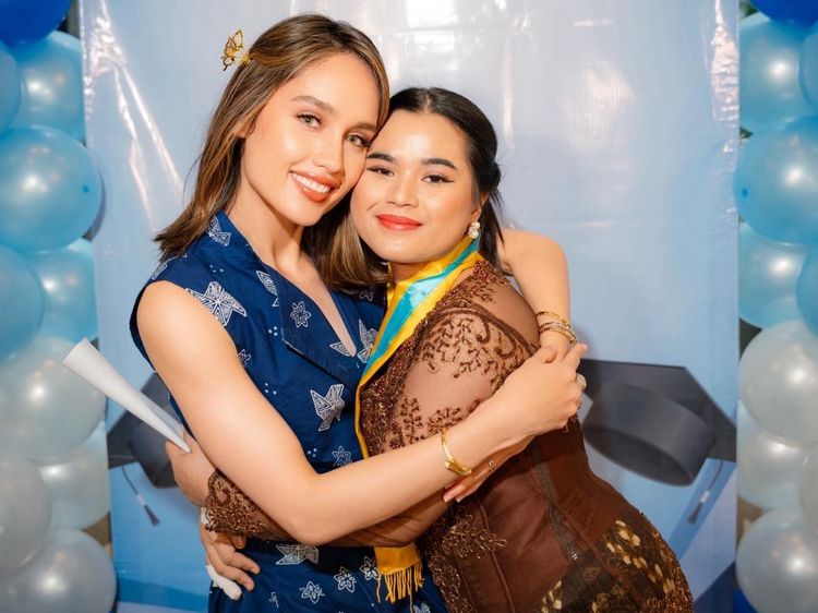 Cinta Laura Dampingi Asisten Lulus SMA, Ikut Bahagia Lihat Semangatnya