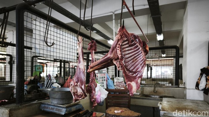 Suasana lapak daging sapi di Pasar Johar Selatan, Kecamatan Semarang Tengah, Kota Semarang, Senin (29/6/2026).