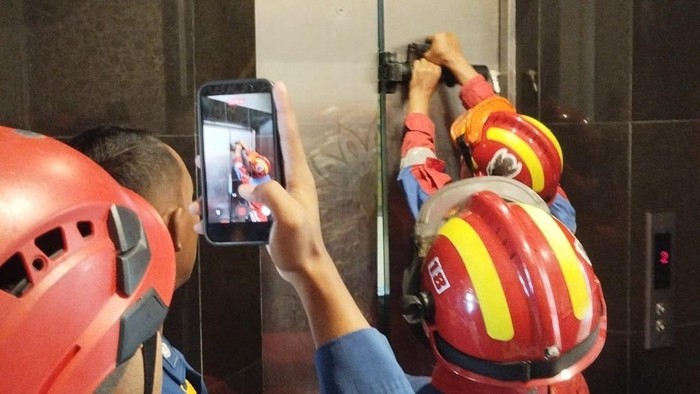 Damkar Solo evakuasi tamu yang terjebak di dalam lift hotel, Senin (29/6/2026).