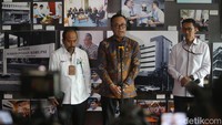 Chief Operating Office (COO) Danantara Indonesia, Dony Oskaria bersama Deputi Pencegahan dan Monitoring KPK Aminuddin dan Juru Bicara KPK Budi Prasetyo memberikan keterangan pers di Gedung ACLC KPK, Jakarta Selatan, Senin (29/6/2026). Danantara meminta bantuan pengawasan kepada KPK, khususnya pada proyek hilirisasi yang ditangani badan baru tersebut.