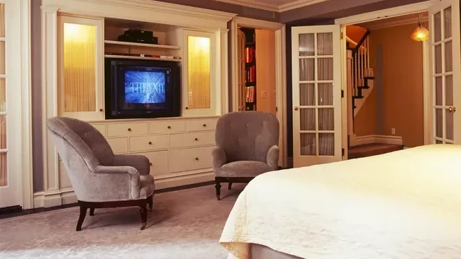 5 Ide Posisi TV di Kamar agar Nyaman Ditonton dari Tempat Tidur