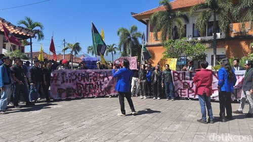 Puluhan massa mahasiswa Cipayung Plus Singaraja, di Kantor DPRD Buleleng, Senin (29/6/2026)