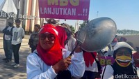 Bahkan dalam aksi ini, para ibu-ibu juga membawa sejumlah peralatan dapur seperti wajah pengorengan.