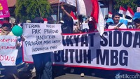 Massa menyuarakan dukungan agar Program Makan Bergizi Gratis (MBG) terus dilanjutkan.