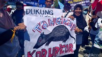 Mereka juga membawa sejumlah poster. Salah satunya mendukung Presiden Prabowo Subianto untuk menangkap para koruptor.