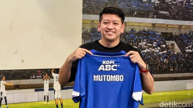 Deputi CEO PT PBB Adhtya Putra Herawan saat mengumumkan perekrutan Gabriel Mutombo.