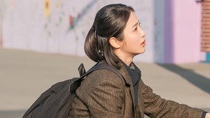 Yook Ha Ri juga tampak tegang karena kejadian ini. Kira-kira apa yang terjadi sampai ekspresi mereka jadi seserius itu? Doctor on the Edge episode 9 bisa disaksikan di Disney+ (Foto: dok. ENA)