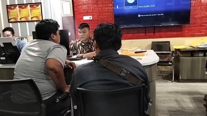 Driver ojol di Palembang saat membuat laporan ke polisi setelah dikeroyok