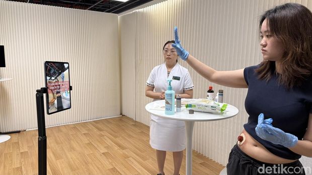 Demonstrasi pemasangan kantung stoma dipandu aplikasi Blue Mirror