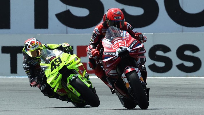 MotoGP - Grand Prix of Netherlands - TT Circuit Assen, Assen, Netherlands - June 28, 2026 Ducati Lenovo Teams Marc Marquez and Pertamina Enduro VR46 Racing Teams Fabio Di Giannantonio in action during the MotoGP race REUTERS/Omar Havana