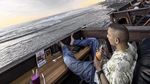 Gaya Fauzi Baadila saat Jajan di Thailand hingga Makan Mie Ayam