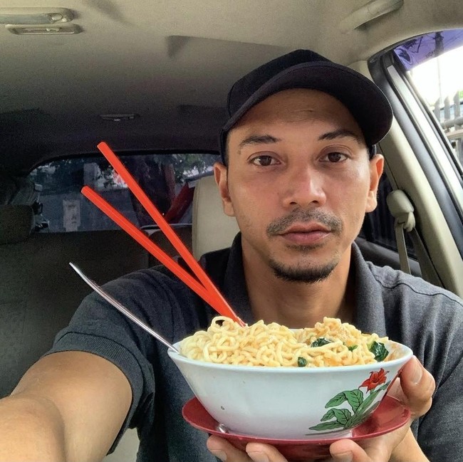 Gaya Fauzi Baadila saat Jajan di Thailand hingga Makan Mie Ayam