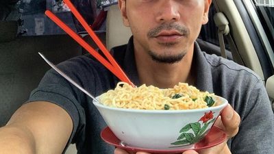 Gaya Fauzi Baadila saat Jajan di Thailand hingga Makan Mie Ayam