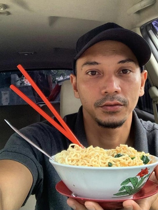 Gaya Fauzi Baadila saat Jajan di Thailand hingga Makan Mie Ayam