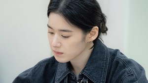 Jung Eun Chae gak kalah serius nih. Pemeran Joo Hye Ra ini siap menampilkan aksi baru dari karakternya di Flex x Cop season 2. (Foto: dok. SBS)