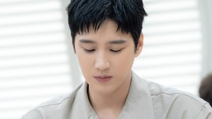 Potret Ahn Bo Hyun di sesi reading, serius tenggelam dalam karakter Jin Yi Soo yang kembali dia perankan. Kangen banget lokasi syuting Flex x Cop. Aku udah siap menciptakan atmosfer menyenangkan jadi semua cast bisa merasakan chemistry yang sama, kata sang aktor. (Foto: dok. SBS)