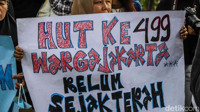 Sejumlah massa aksi yang tergabung dalam Forum Rembug Kampung Kota menggelar aksi damai di depan Balai Kota, Jakarta Pusat, Senin (29/6/2026). Mereka membawa spanduk, poster, dan menyampaikan aspirasi kepada Pemerintah Provinsi DKI Jakarta terkait pemenuhan hak-hak dasar warga menjelang peringatan lima abad Kota Jakarta.