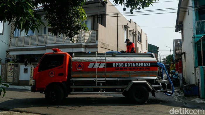 Petugas Badan Penanggulangan Bencana Daerah (BPBD) mendistribusikan air bersih kepada warga di Bekasi, Senin (29/6/2026). Bantuan tersebut diberikan setelah pasokan air Perumda Tirta Bhagasasi terhenti sejak Sabtu (27/6/2026), sehingga ribuan warga terdampak kesulitan memperoleh air bersih.