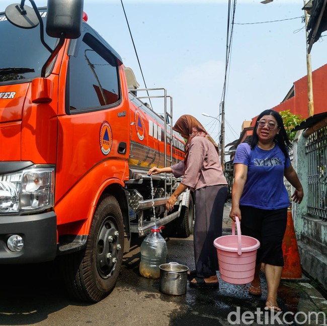 Gangguan Pasokan, Warga Bekasi Andalkan Bantuan Tangki Air Bersih