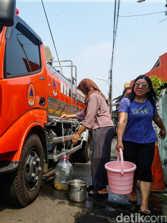 Gangguan Pasokan, Warga Bekasi Andalkan Bantuan Tangki Air Bersih