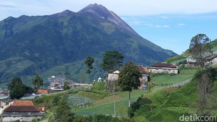Gunung Merapi dari Desa Sruni, Kecamatan Musuk, Kabupaten Boyolali.
