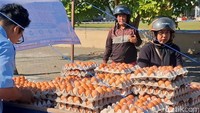 Sementara di kalangan pasar, harga telur ayam cenderung konsisten Rp 24 ribu hingga Rp 25 ribu per kilogram.