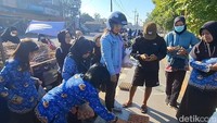 Termasuk ASN juga turut membeli telur dengan harga murah tersebut.