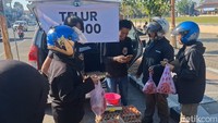 Sejumlah warga langsung menyerbu pikap telur murah itu.