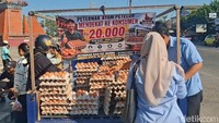 Puluhan pikap berisi telur dan ayam disiapkan peternak asal Kabupaten Blitar dan sekitarnya.