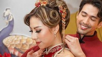 Saat lamaran Hessel Steven terlihat memberi kalung untuk Sandy. Ini momen saat dirinya memakaikan perhiasan itu di leher kekasihnya. (Foto: dok Instagram hansontjung)