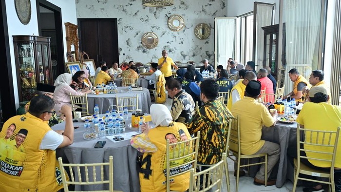 Ilham Arief Sirajuddin (IAS) kumpukan DPD II usai menerima diskresi maju di Musda Golkar Sulsel.