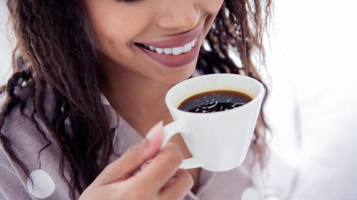 Ilustrasi minum kopi hitam